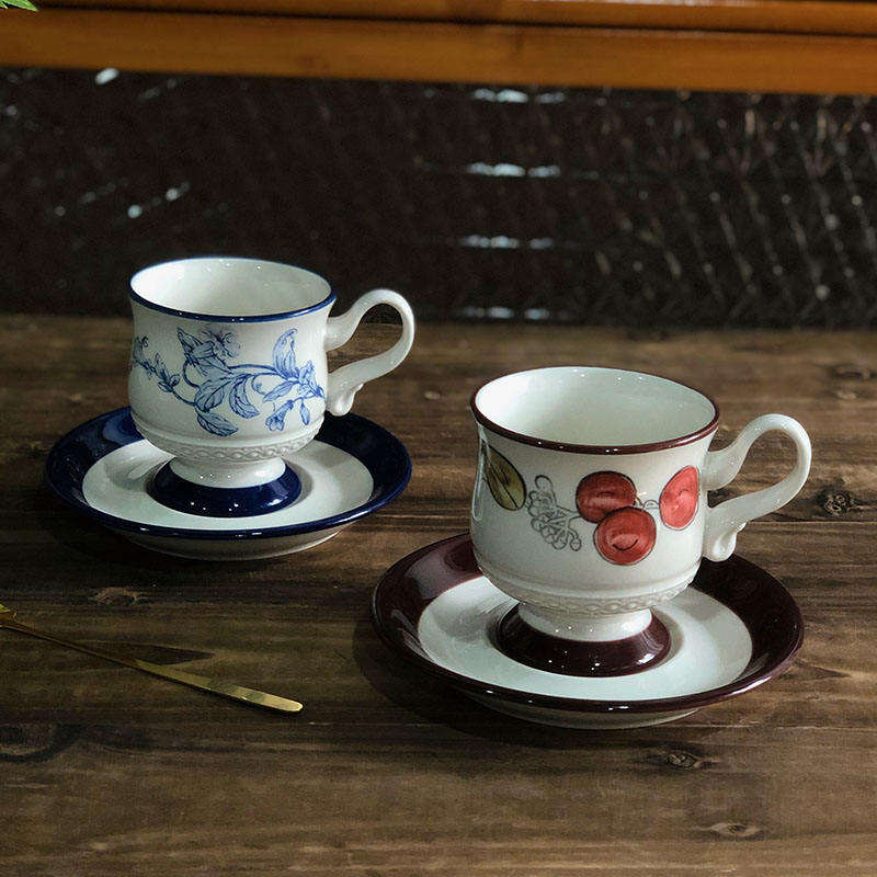 Set di Tazza e Piattino da Caffè in Ceramica Porcellana e Bambù per un Pomeriggio di Tè di Lusso o Scatola di Tè Fiorito