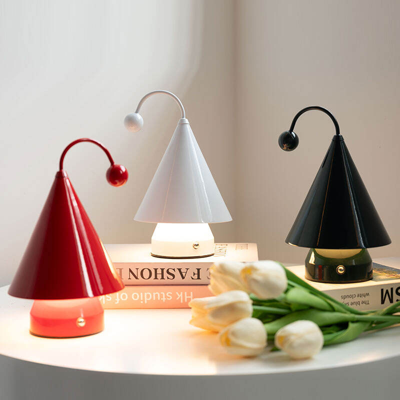 مصباح طاولة على شكل قبعة عيد الميلاد