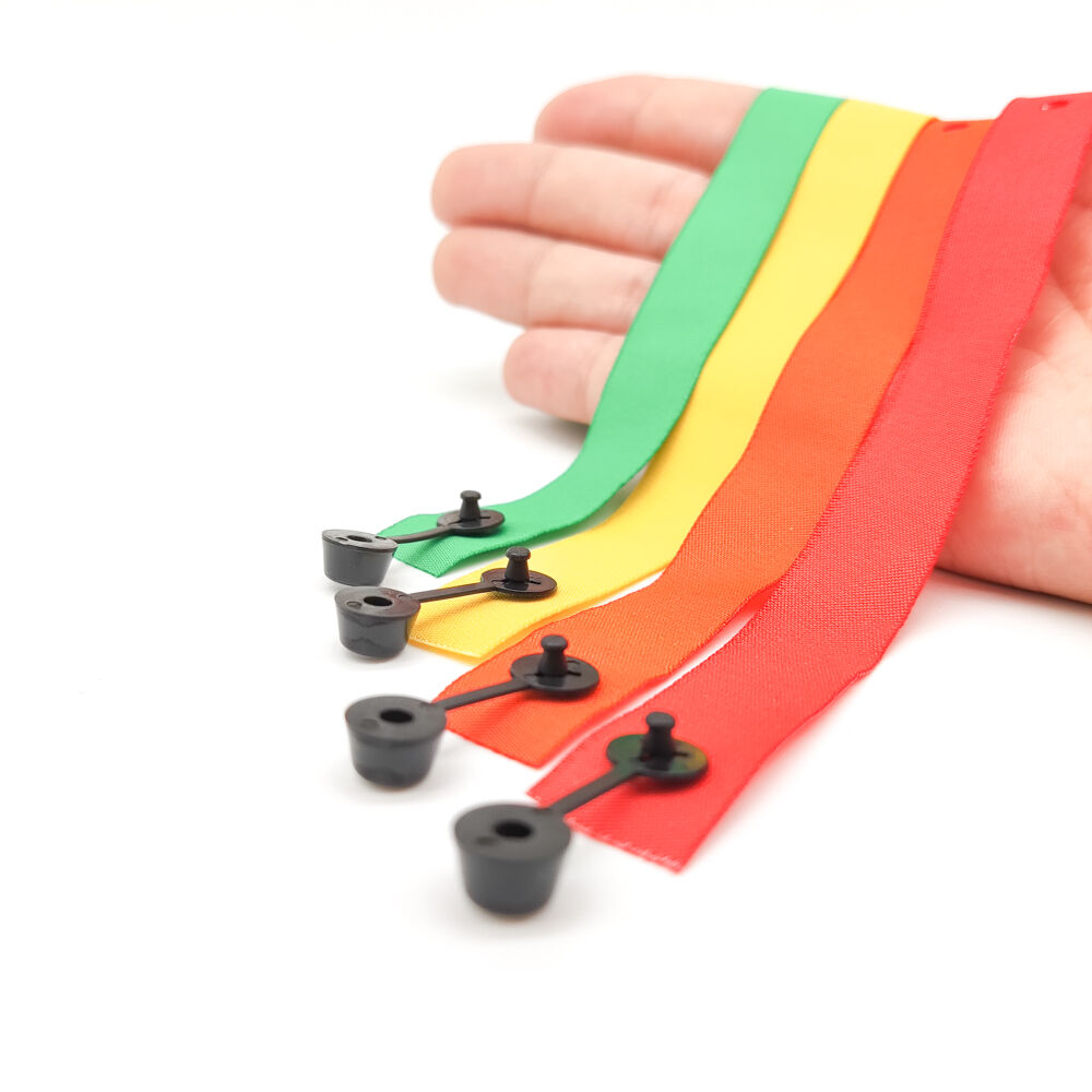 De ongeëvenaarde voordelen van aangepaste stoffen polsbandjes