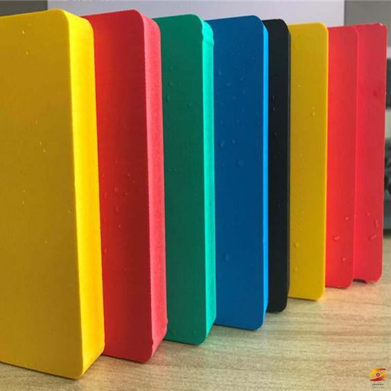 ¿Es la lámina LUCKYBOND de PVC de alta densidad y suficientemente resistente para aplicaciones estructurales?