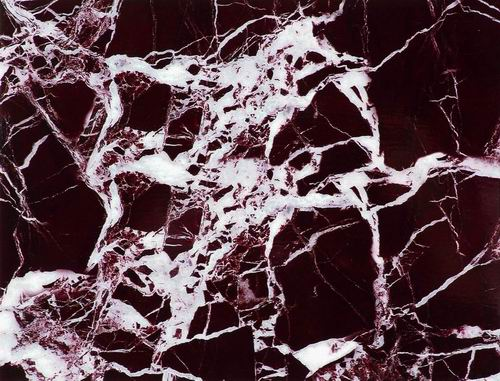 ¿Puede el material para fachadas LUCKYBOND resistir vientos fuertes y lluvias intensas?