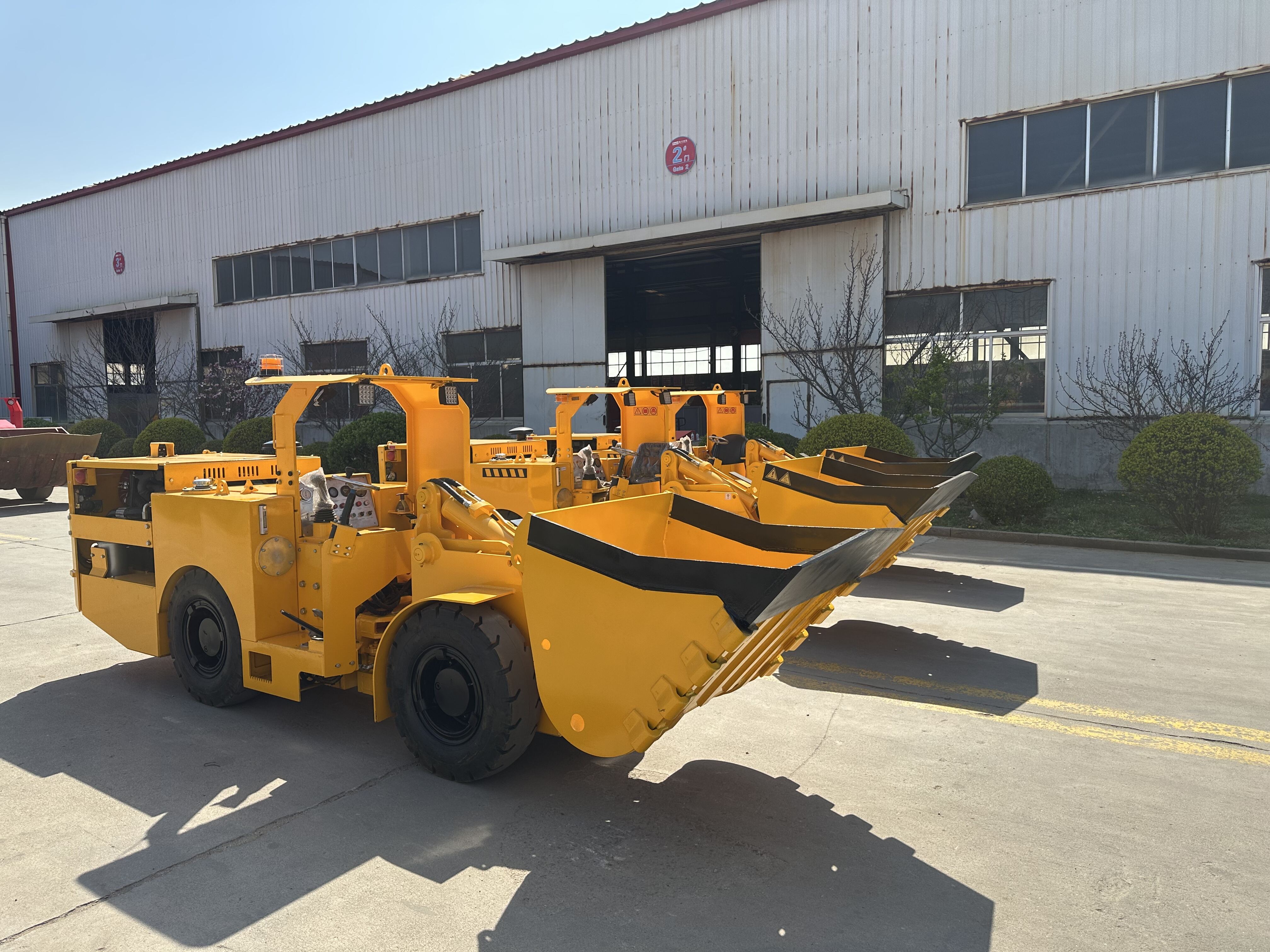 Quattro scooptram diesel sotterranei Tuoxing TC-100P personalizzati spediti in Perù