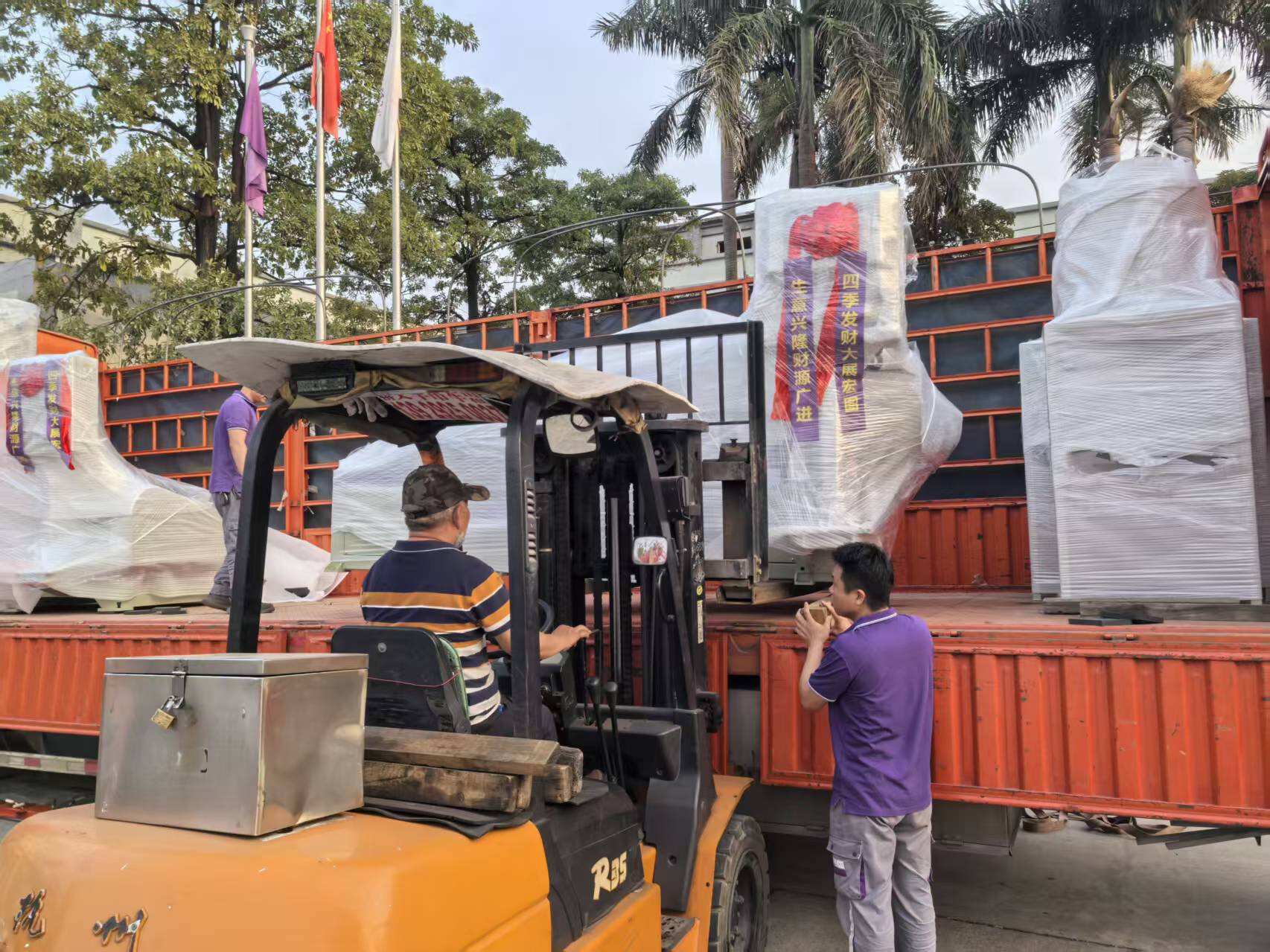 Shipment - Zhejiang - 15L internal mixer + 85 granulator + elevator