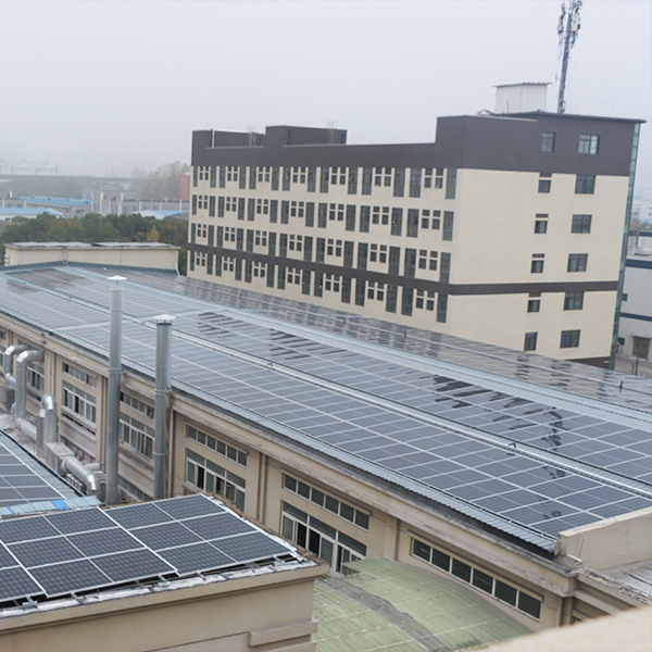 Système solaire sur toit de 1,8 MW pour usine