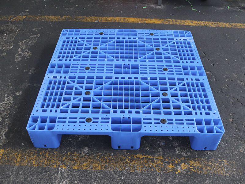 poly pallets warehouse use.jpg
