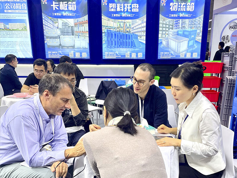 Customers Visited Linhui Plastics Factory During the Shanghai Logistics Exhibition