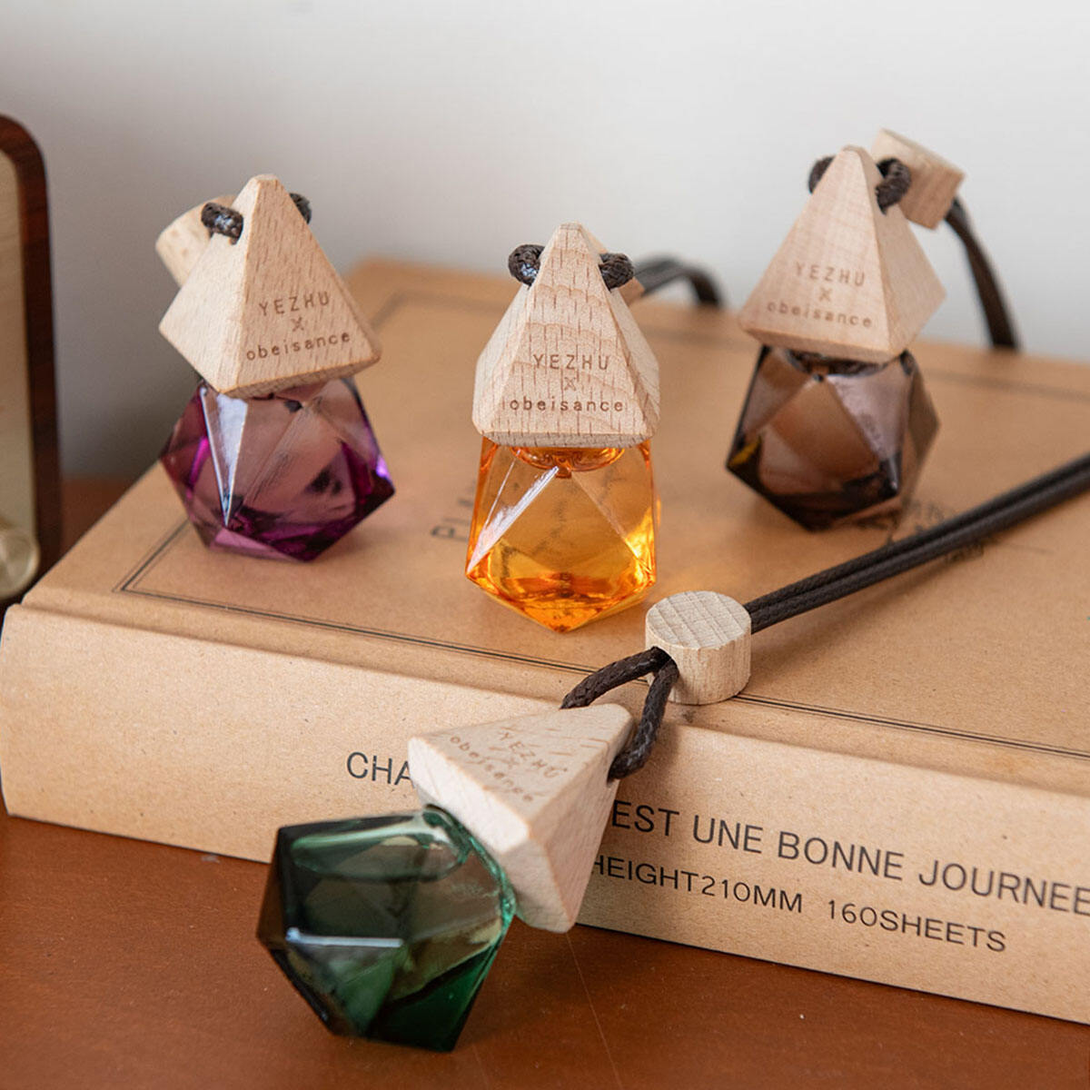 Hanging Car Air Freshener Car Perfume Diffuser Essential Oil Aromatherapy Fragrance Pendant Glass Bottle Perfume