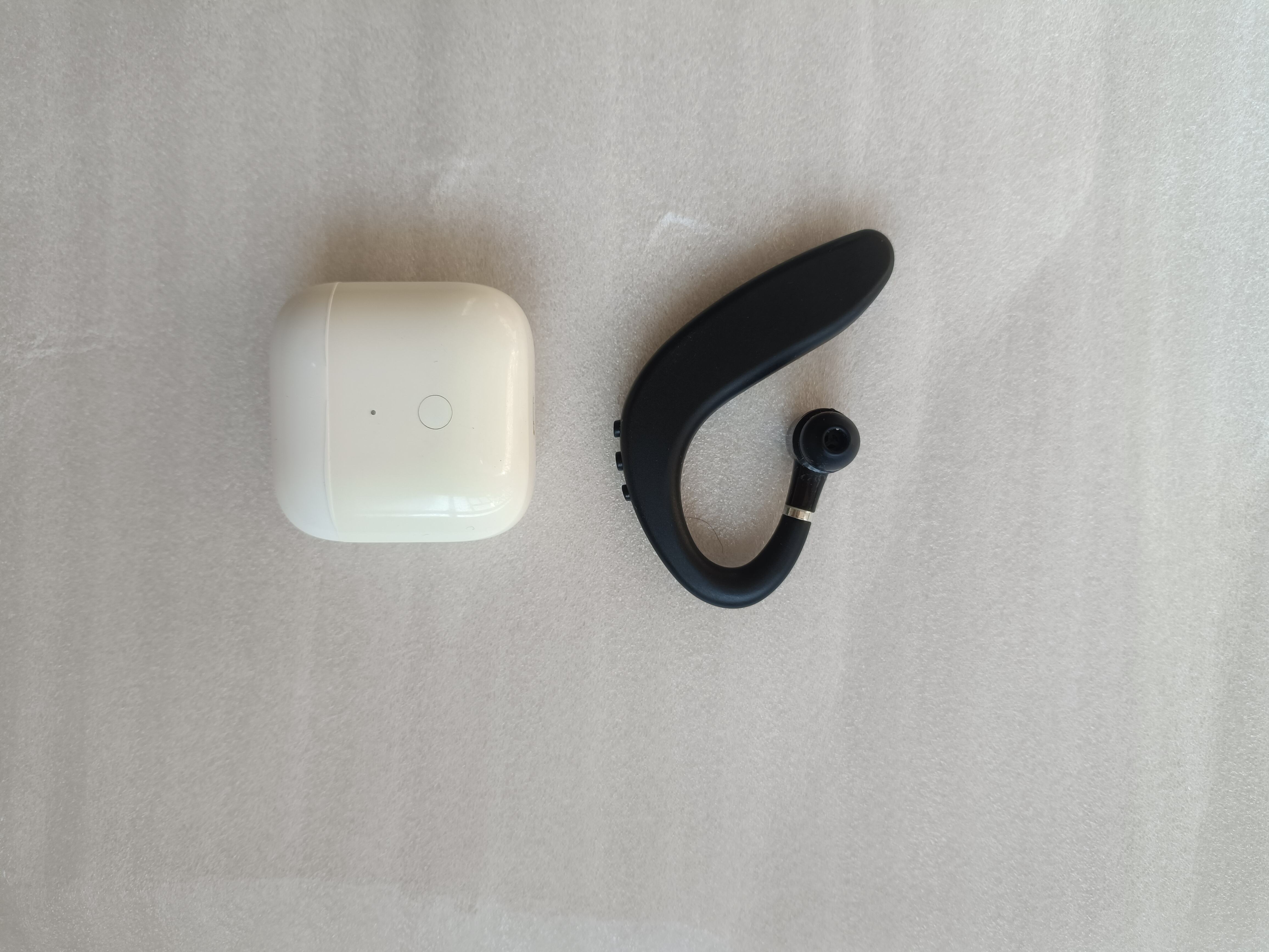 The Bluetooth Headphone M2104E1 is used for man-machine communication