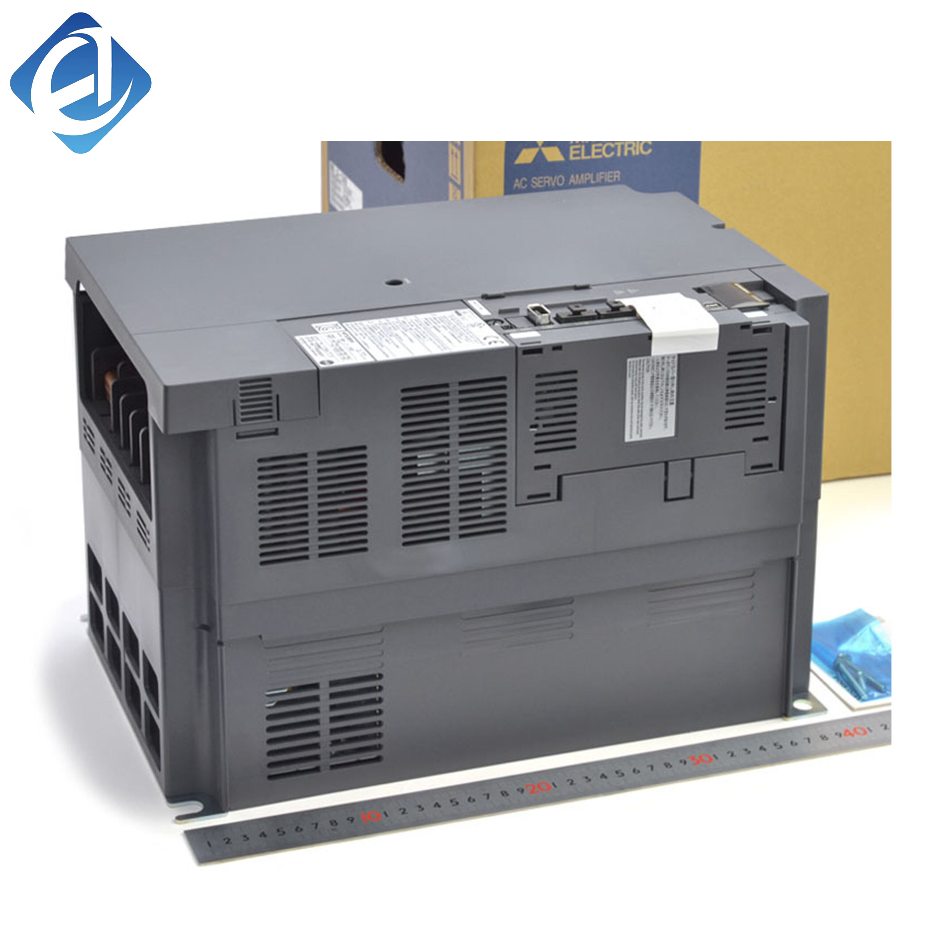 Új, eredeti MR-J3-15KB MR‑J3 sorozatú szervohajtás, 15 kW-os nagyteljesítményű modell, nagy pontosságú, nehéz terhelés alatti vezérléshez, széles körben alkalmazzák nagyipari automatizált mozgásszabályozó rendszerekben.