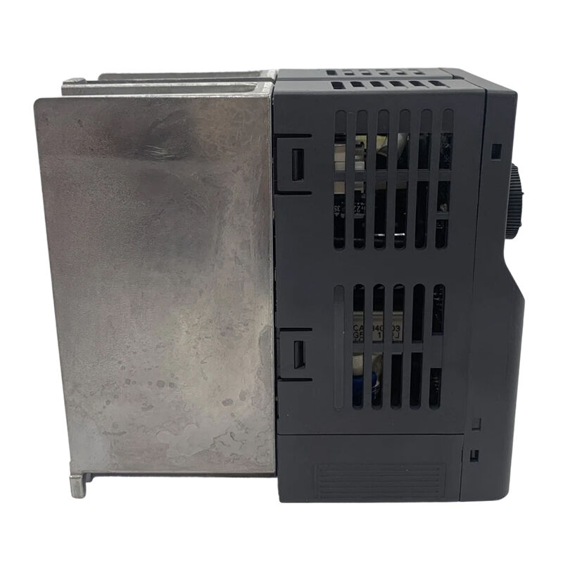 Új, eredeti FR-D720-0.75K FR-D700 sorozatú, kompakt inverter, 0,75 kW teljesítmény, 200 V háromfázisú. Stabil fordulatszám-szabályozást, energia-megtakarítást és motor túlterhelés elleni védelmet biztosít. Kompakt méret, egyszerű paraméterbeállítás