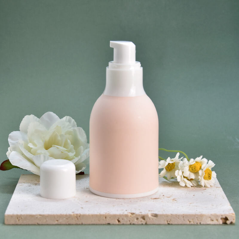 Fabrication de récipients en plastique pour l'emballage de produits cosmétiques : bouteilles pompes roses rechargeables