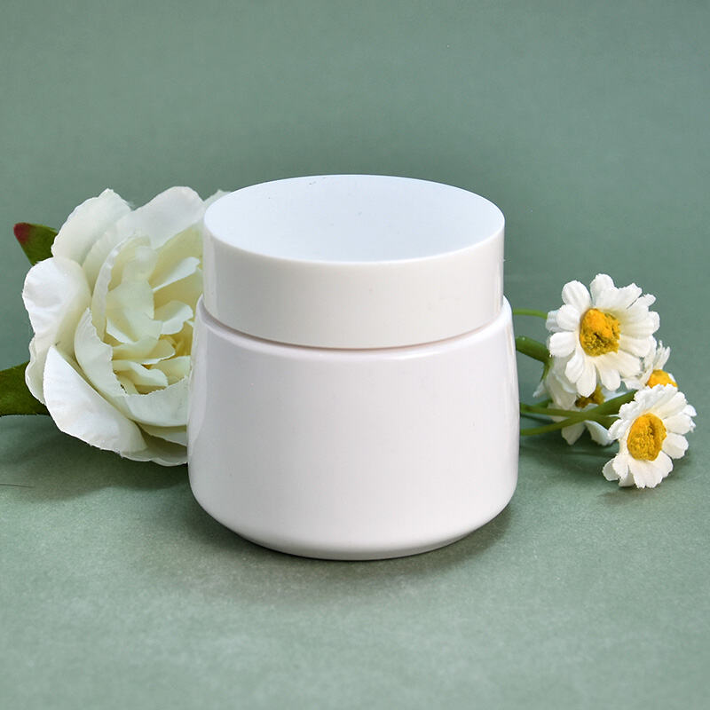 상단이 좁고 하단이 넓은 흰색 사다리꼴 모양의 PET 크림 용기