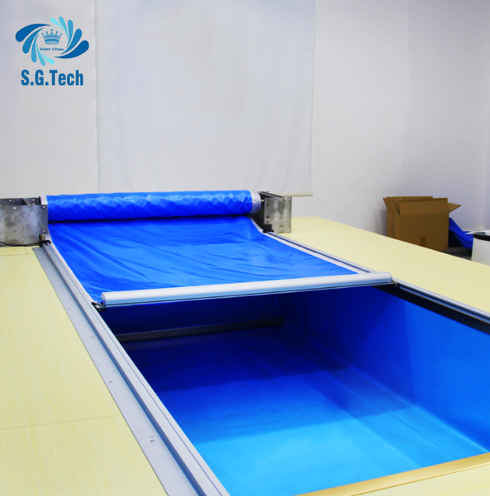 Quelles sont les caractéristiques principales d'une couverture automatique de piscine ?