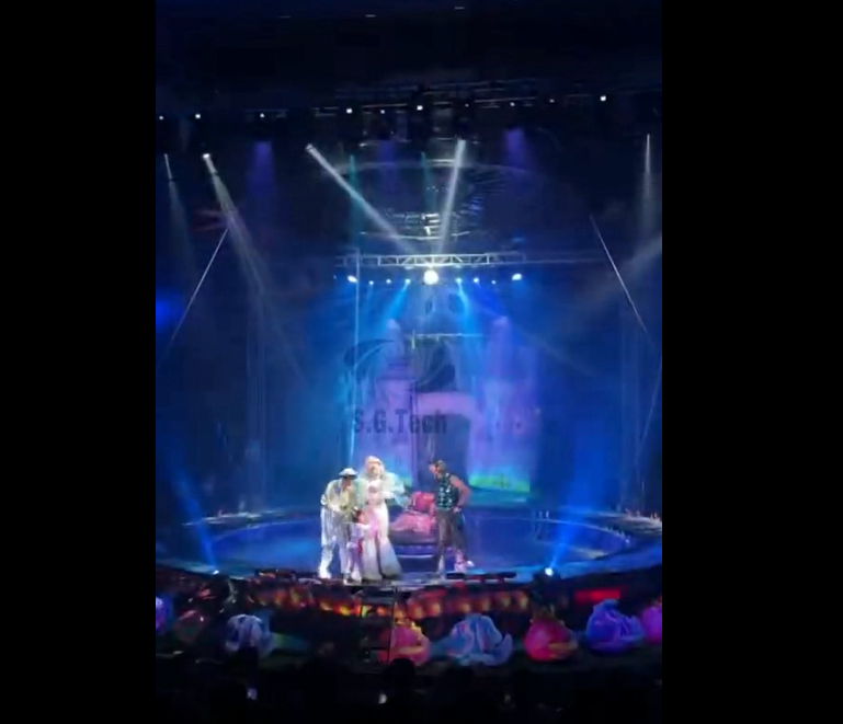 UK Zirkusszene: WaterCrown's Circular Digital Water Curtain schafft ein fantastisches visuelles Fest!