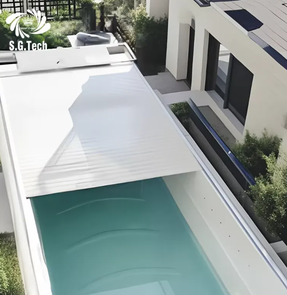 Quels facteurs doivent être pris en compte lors de la personnalisation de couvertures de piscines commerciales ?