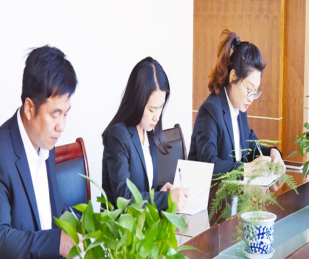 Vendedores profesionales proporcionan servicios eficientes