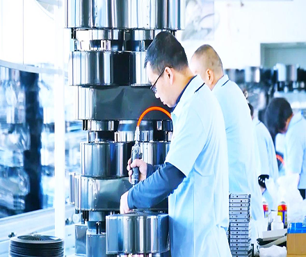 Excelentes equipos de investigación científica estudian arduamente