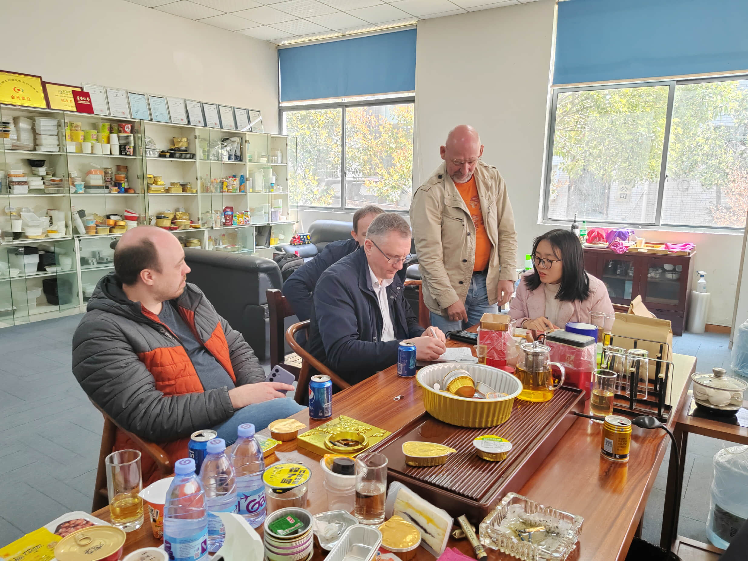 Customers come to the factory to consult and order equipment