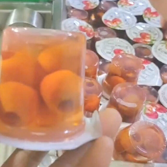 Macchina automatica per il riempimento e il sigillo dei bicchieri di succo con rilevazione del volume di riempimento