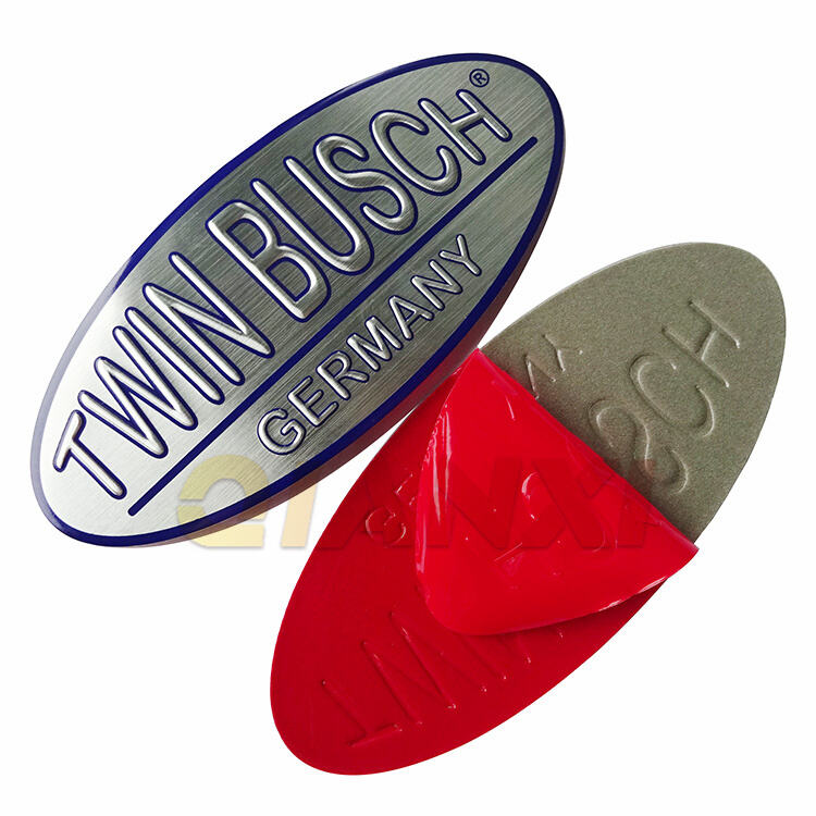 Come si confronta la resistenza delle targhette metalliche con quella delle opzioni in plastica?