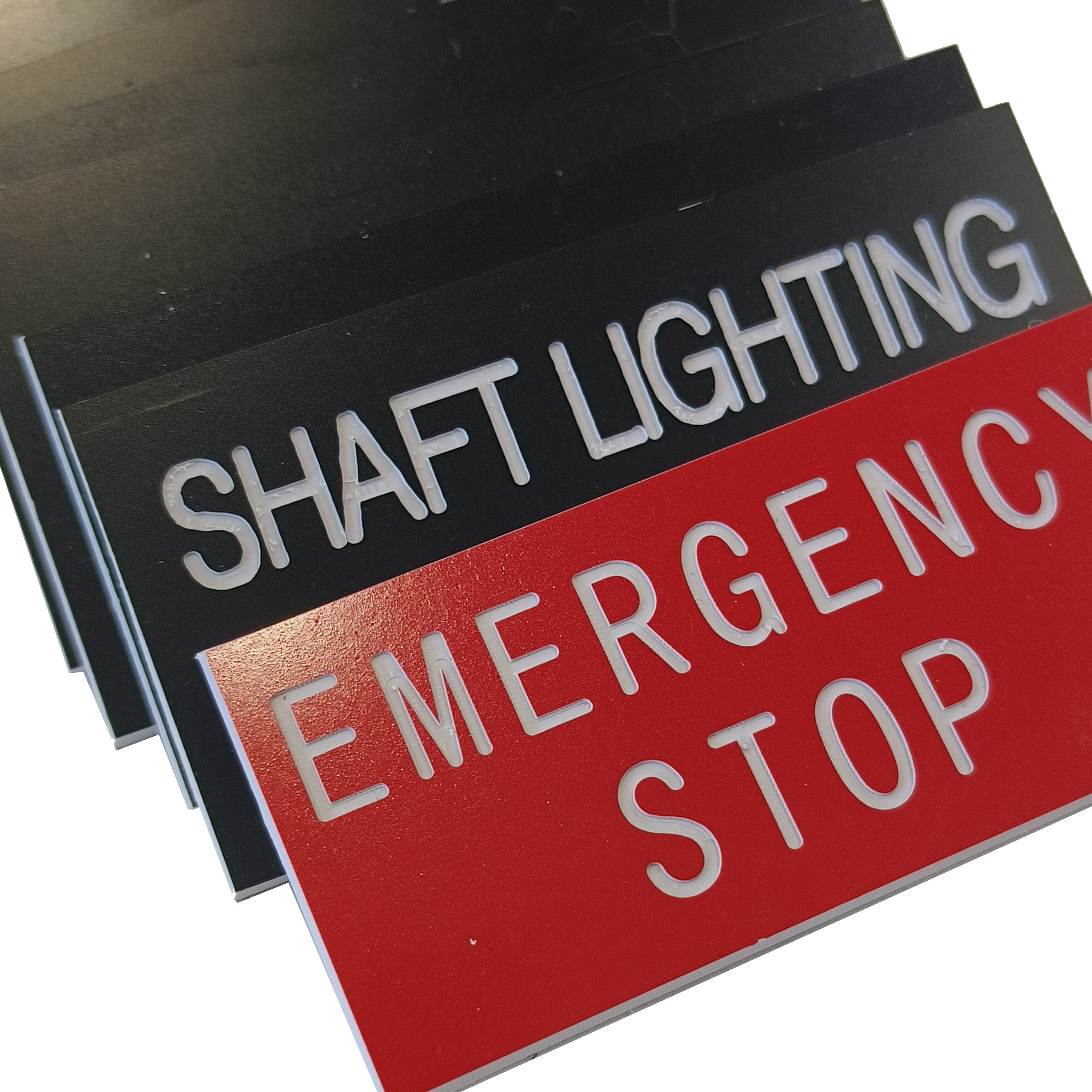 Come funziona l'installazione delle targhette in traffolyte passo dopo passo?