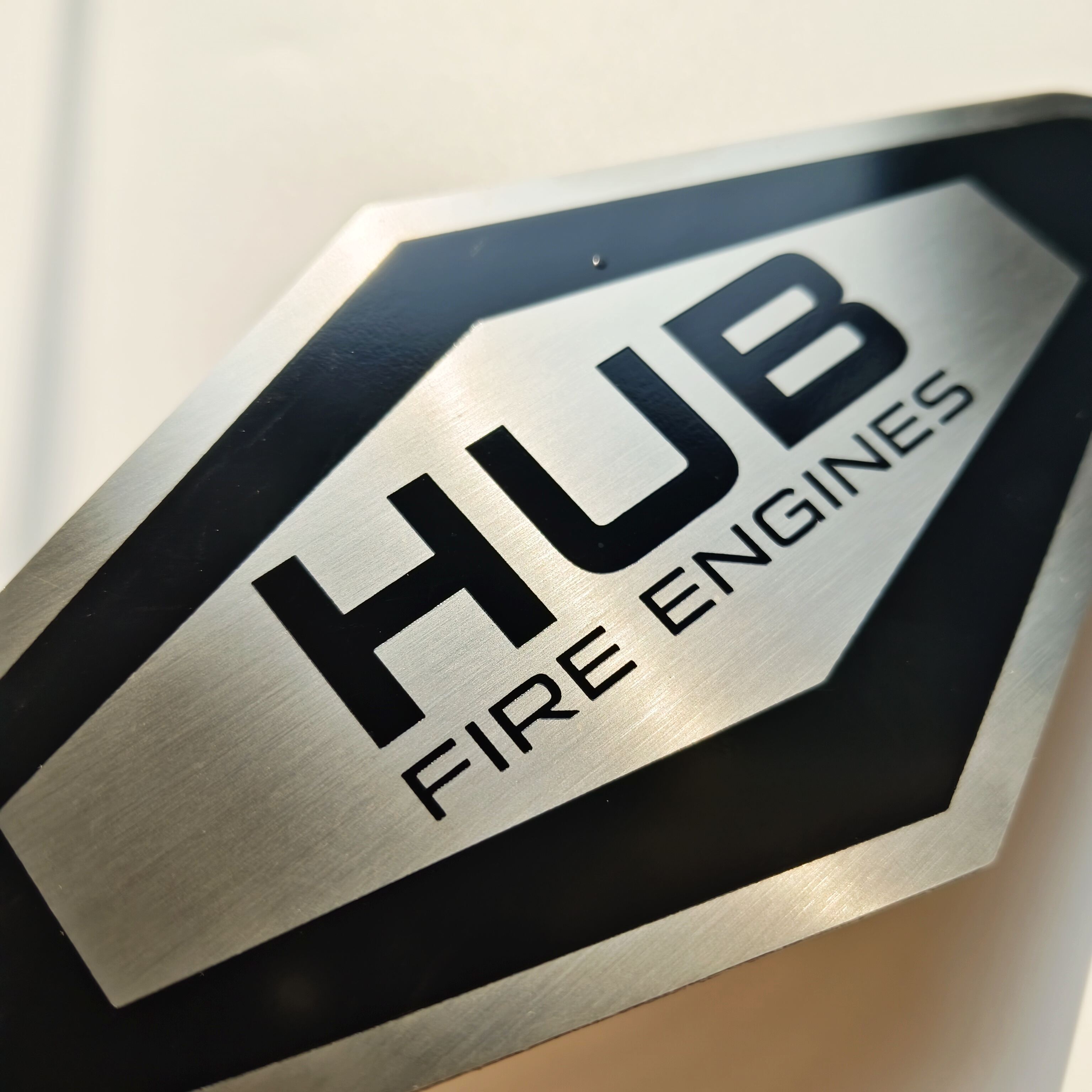 Hur tillverkas anpassade emaljknappar år 2026?