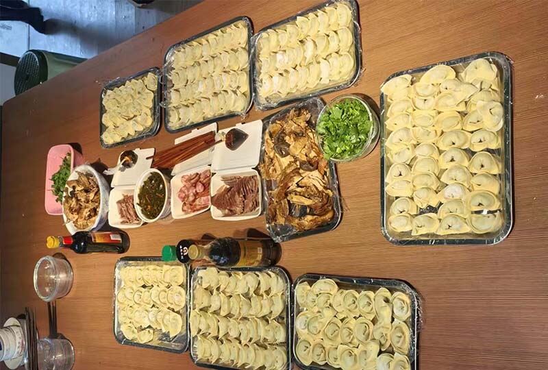 Ciepłe powitanie Nowego Roku – DEKAI świętuję z pierogami i kartami świątecznymi