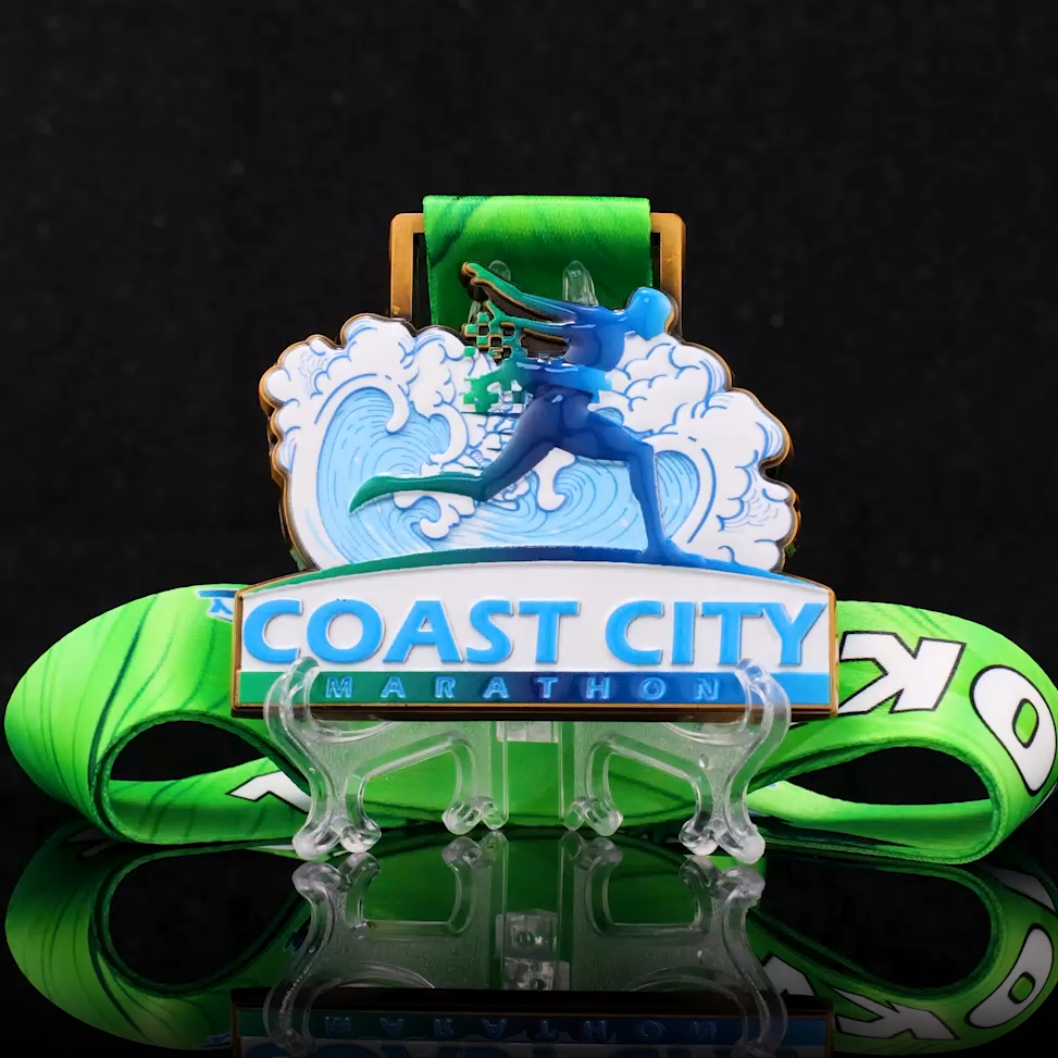 Medalja za maraton Coast City: val tekalcem in modri obzorje