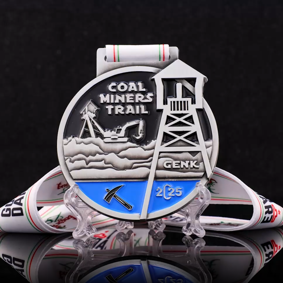 Individuální medaile pro závod Coal Miners Trail – sportovní ocenění vycházející z hornického dědictví města Genk s šňůrkou