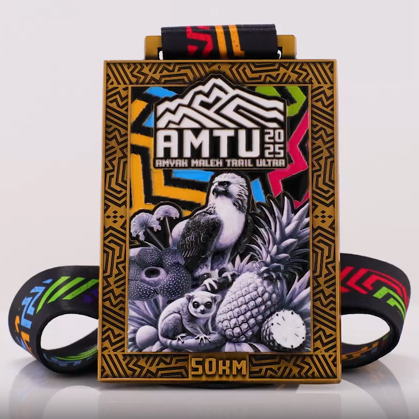 Antike Bronze-Laufmedaille mit tribalem Muster und Reliefdarstellung der Regenwaldbewohner – für 50-km-Gebirgsläufe