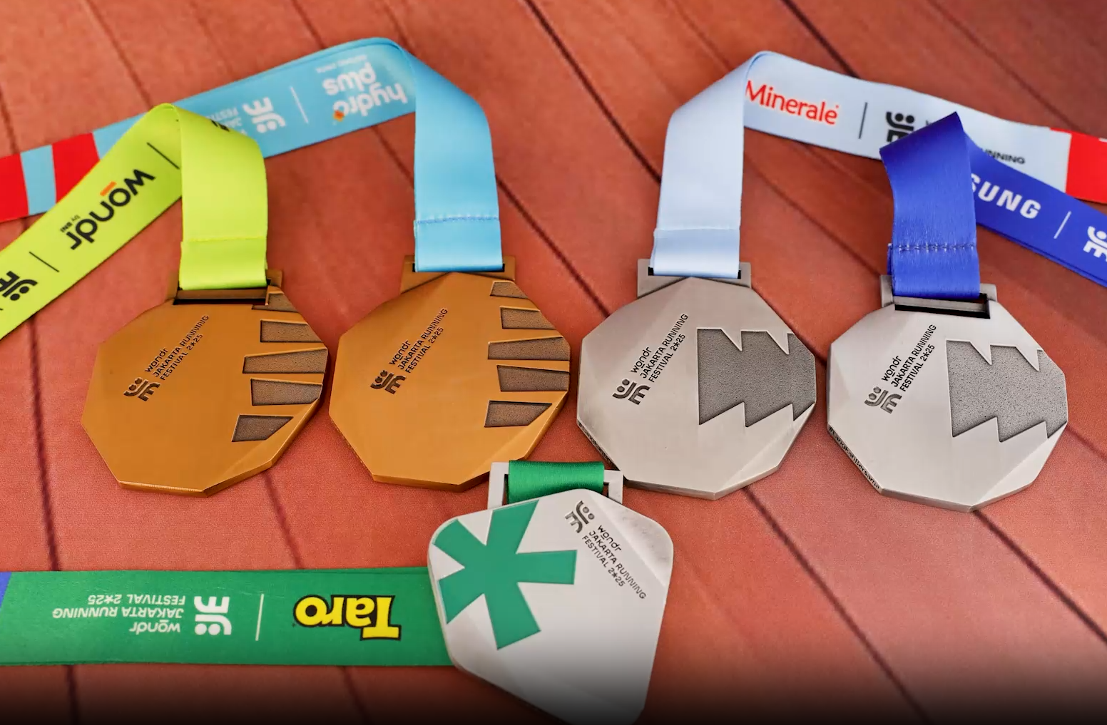 Festival jesenskog trčanja u Japanu 2014.: Jedinstvene poligonske medalje - zlato, srebro i bijelo s obojenim sponzorskim trakovima