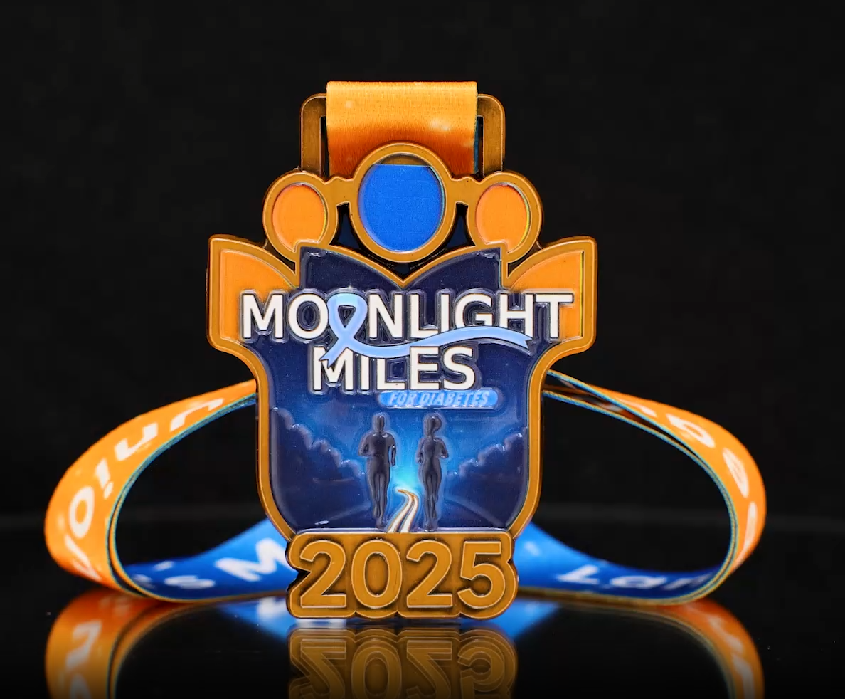 2025 Moonlight Miles: Charity Run Shield Medal - Narandžasta i plava trak s čuvari