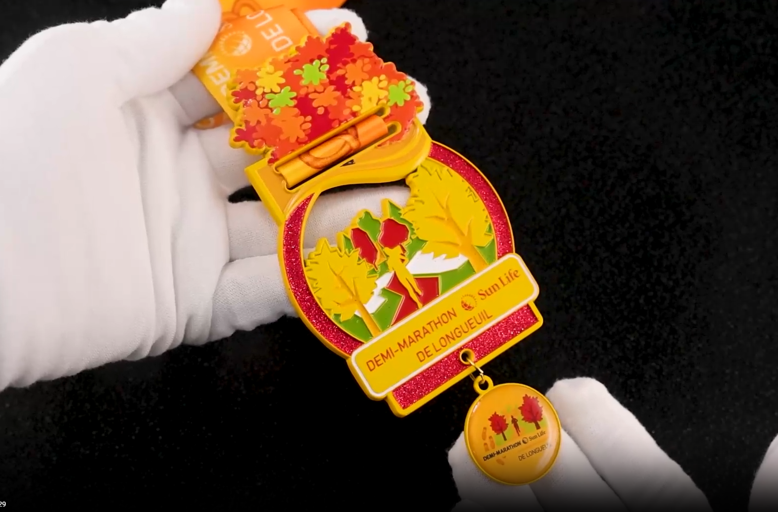 Longueuil Half Marathon: Medalja jesenske slave - Bojani kljupni listovi i silueta zlatnog trkača na crnom