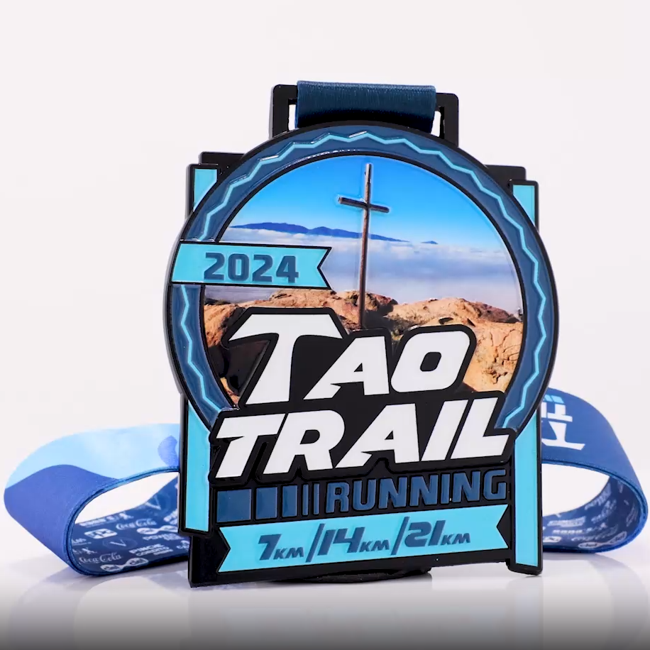 Multi-Distanz-Laufmedaille (7 km / 14 km / 21 km) mit tiefgeätztem Gebirgskreuz-Motiv