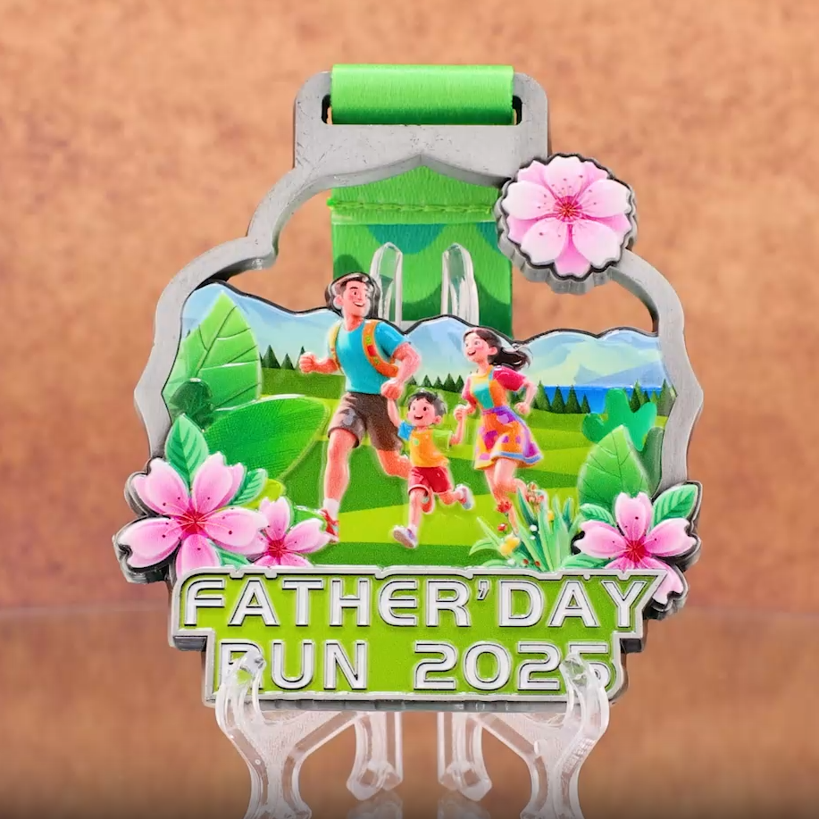 medalja za družinski tečaj ob Danu očetov 2025: zelene hribovine in roza cvetove