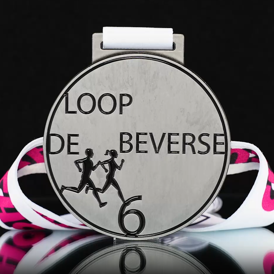 Loop de Beverse 6 km – Zielmedaille: Minimalistische, individuelle Wettkampfauszeichnung mit Läufer-Silhouette-Motiv und Lanyard