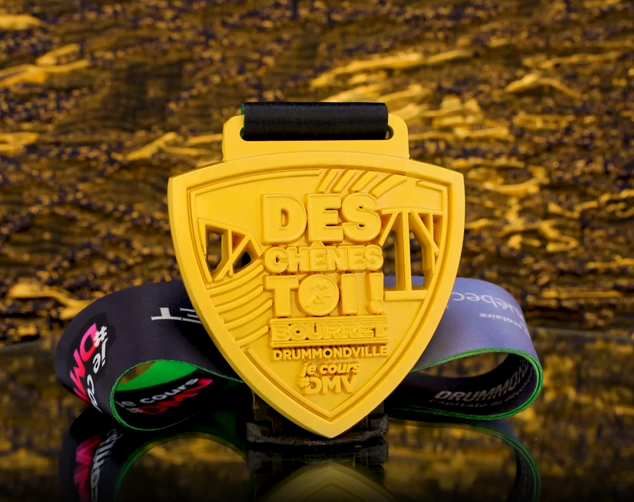 Des Chenes TOI! 10K Run: Žuti štit medalja s dvostruko tonom nagibnim trake - Drummondville Edition