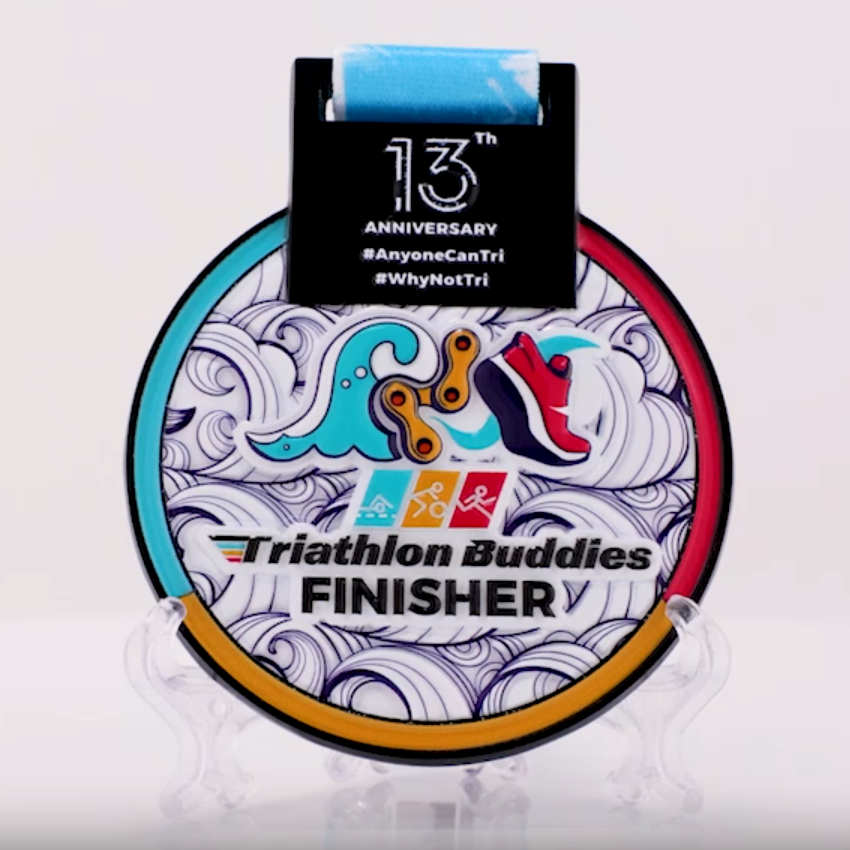 Triathlon-Buddies – 13. Jubiläums-Triathlon-Zielmedaille: Themenspezifische individuelle Wettkampfauszeichnung mit Lanyard zum Thema Schwimmen/Radfahren/Laufen
