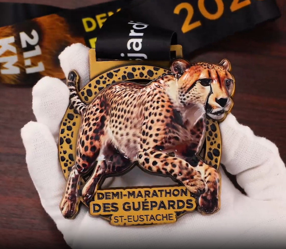 2023 Cheetah Half Marathon: Wild & Fast medalja - Detaljan dizajn čita s 20K crnom trake