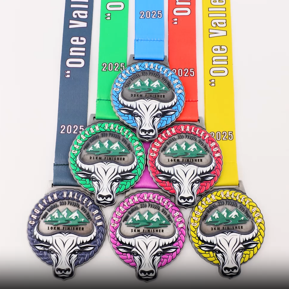 Multi-Distanz-Tal-Lauf-Finisher-Medaille-Set – Native-Bull- und Berg-Thema, individuelle Laufpreise mit farbcodiertem Lanyard