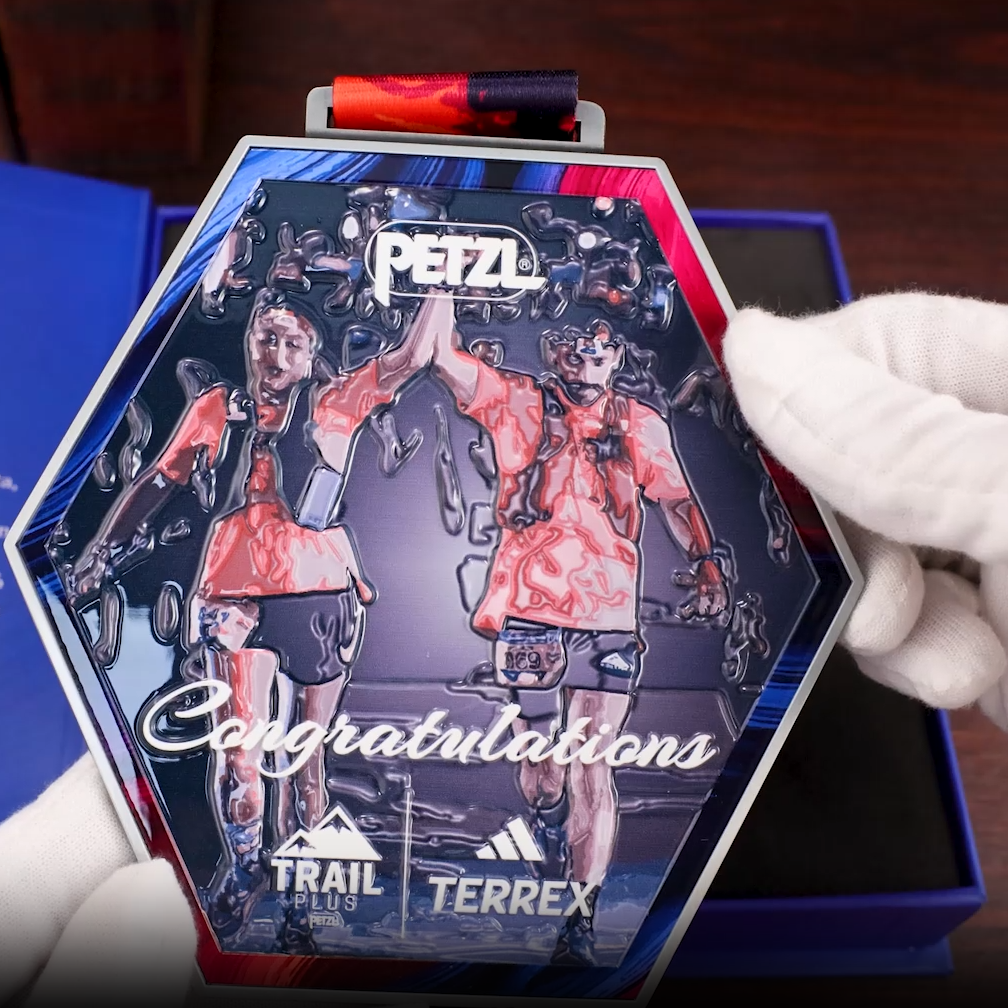 Individuelle Trailrunning-Finisher-Medaille – „High Five“-Glückwunsch-Laufpreis mit 3D-Relief und Lanyard