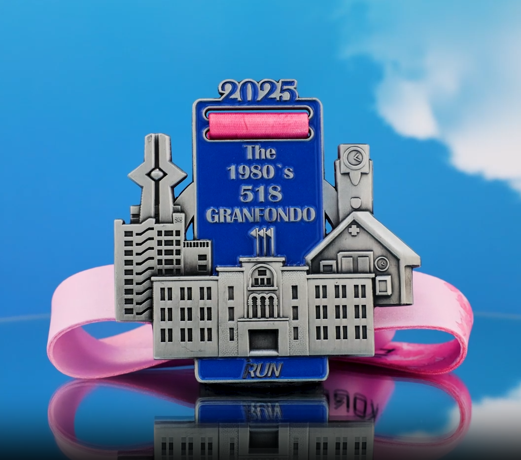 518 Granfondo Run 1980.: Retro Revival medalja - Plava i ružičasta traka s vintage arhitekturnom siluetom
