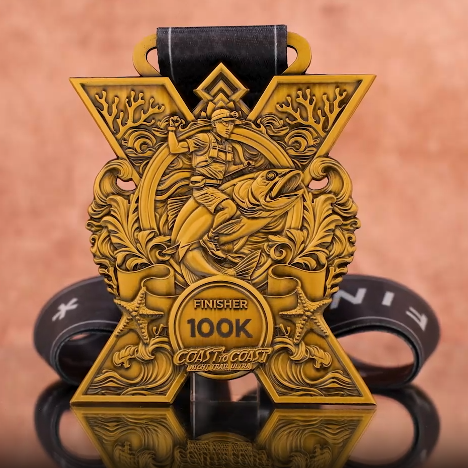 Antike Bronze-Laufmedaille mit X-förmigem Hochrelief – für 100-km-Nacht-Gebirgsläufe bei Ultra-Veranstaltungen