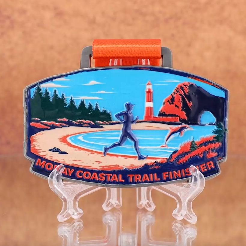 Škotska, Moray Coastal Trail – zaključna medalja: silhueta tekalcem s svetilnikom in delfini