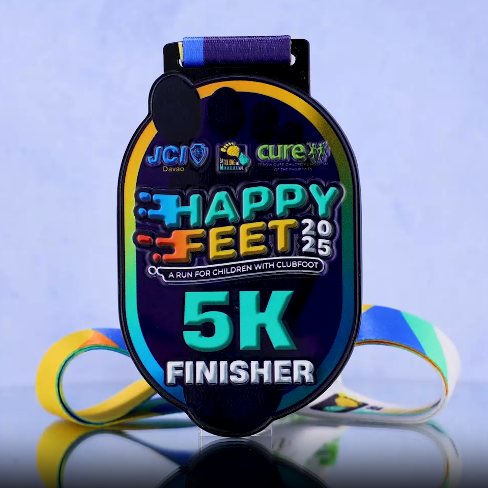 Medalja za dobrodelni tečaj Happy Feet: Davao 5K 2025 za otroke z nogami v členku