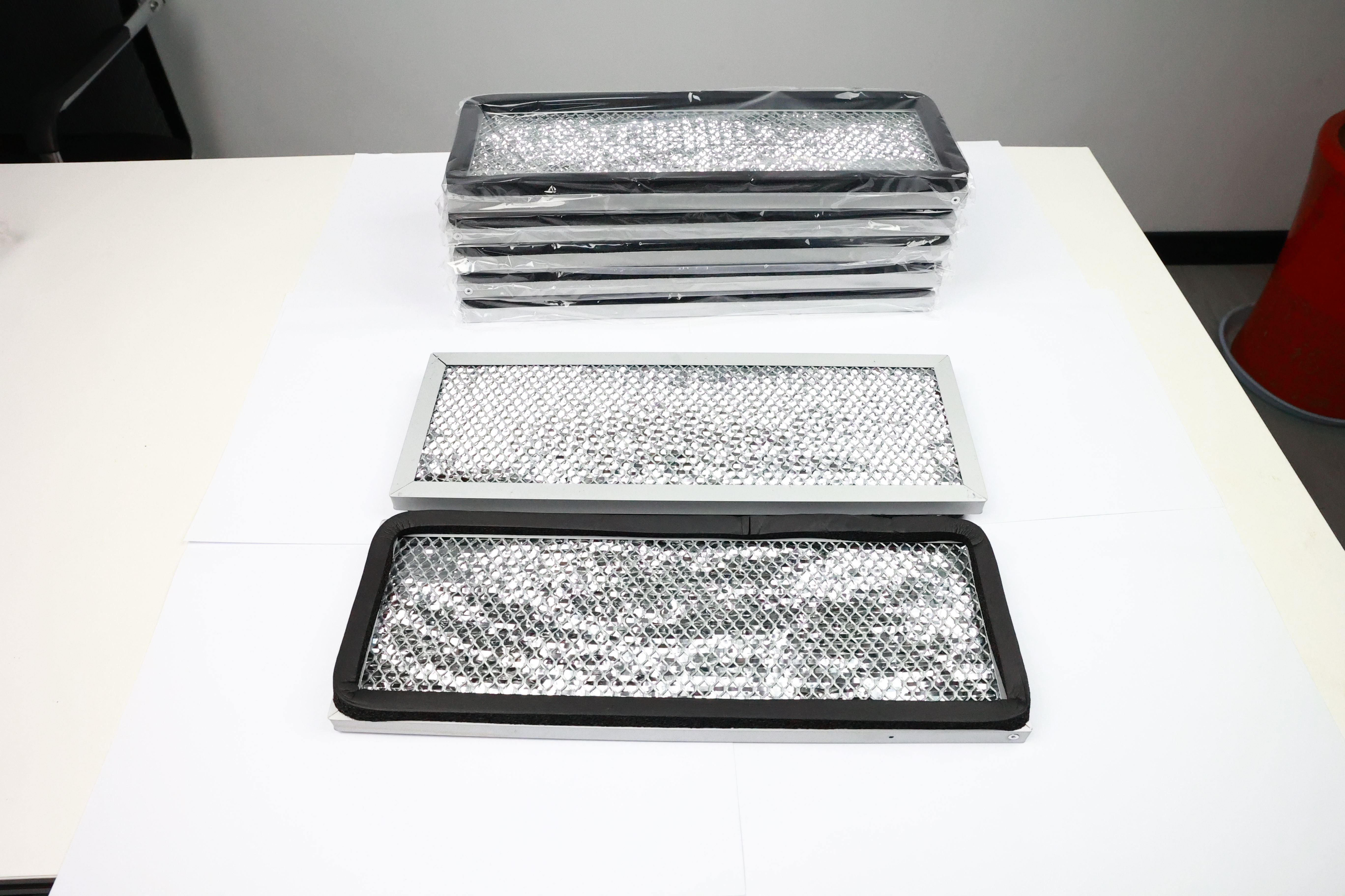 Incorporando folhas de malha de aço inoxidável no design arquitetônico.