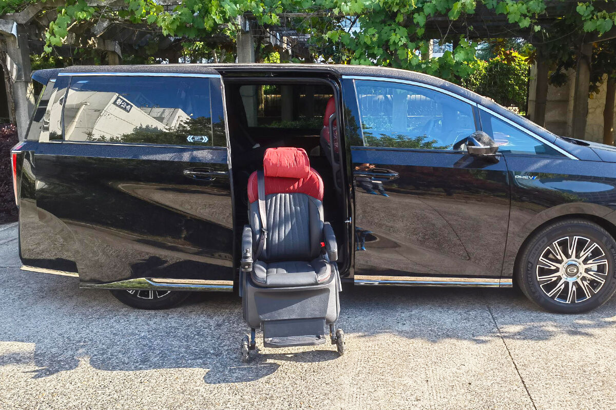 the second row and passenger seat of the trumpchi e9 have been modified with welfare seats-3