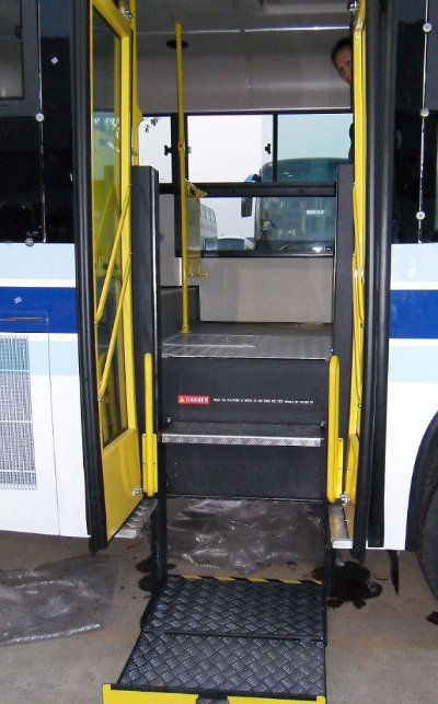 ¿Por qué mejora un elevador para sillas de ruedas la movilidad de las personas con discapacidad en los vehículos?