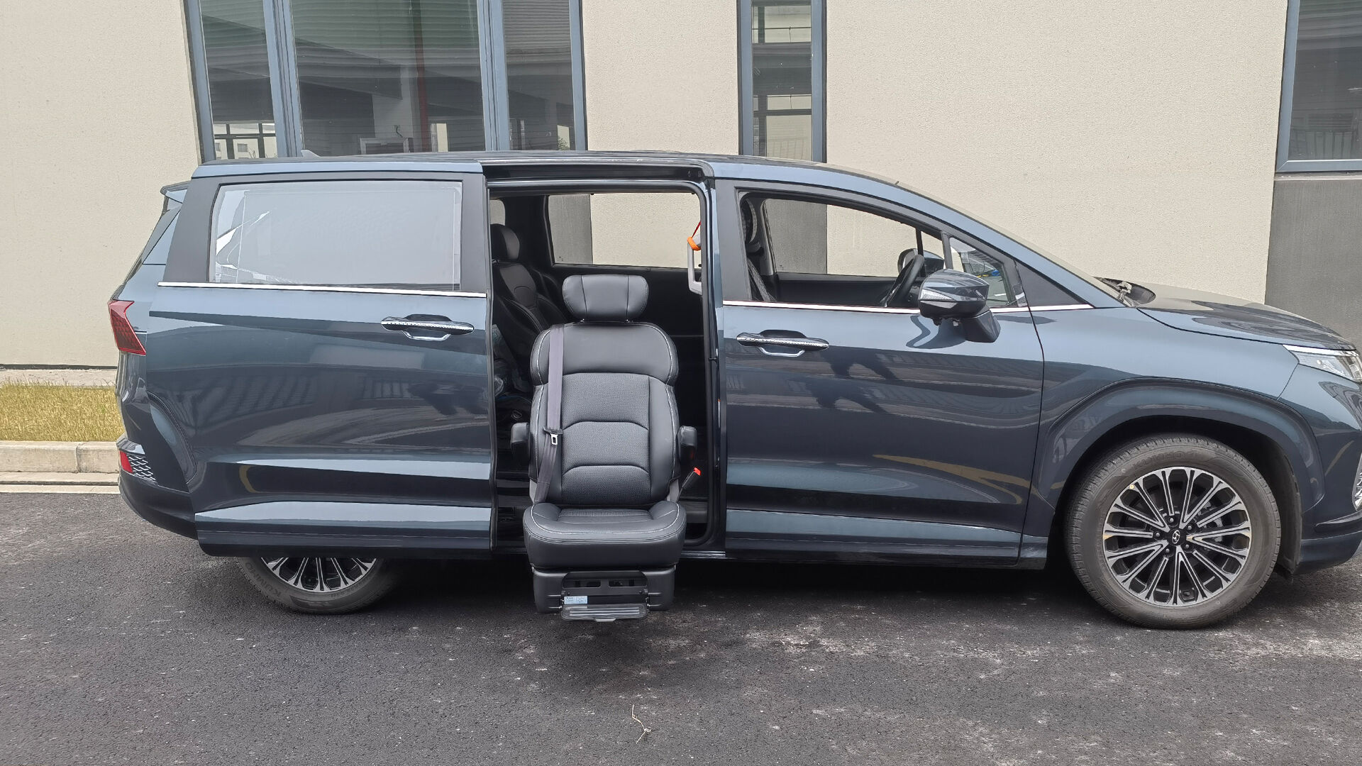 SLIFT Pro V1 Swivel Seat factory