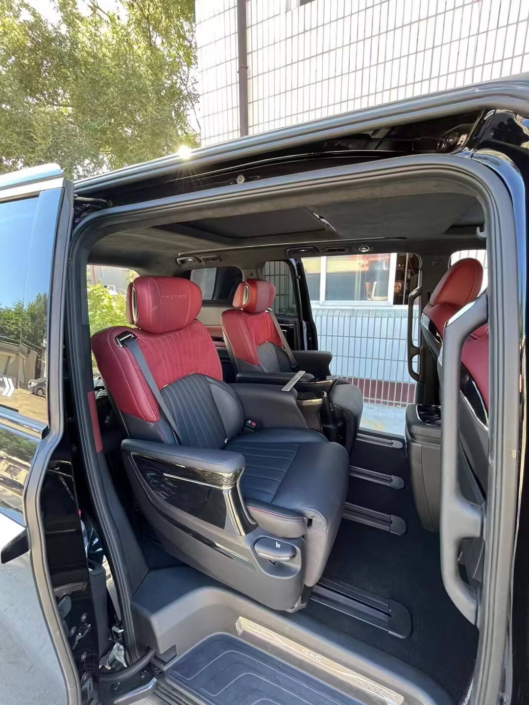 Verbeter mobiliteit en comfort met onze draaibare autostoelen voor volwassenen met een beperking